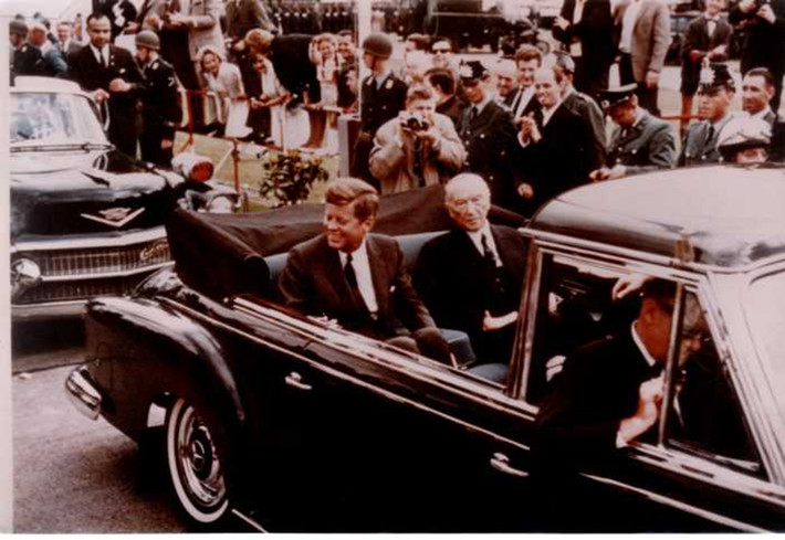 US Präsident Kennedy im Fond des Adenauer Pullmann Landaulet
